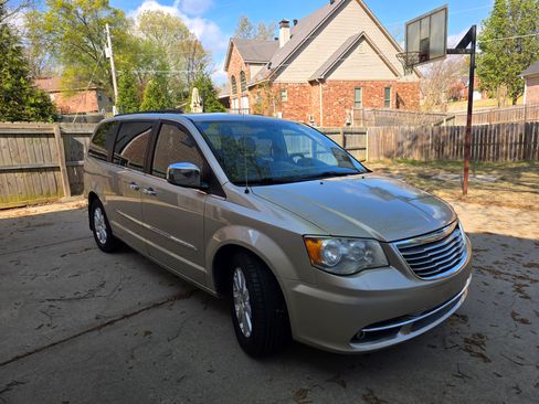 Used 2012 Chrysler Town & Country Touring-L w/ Driver Convenience Group image 14