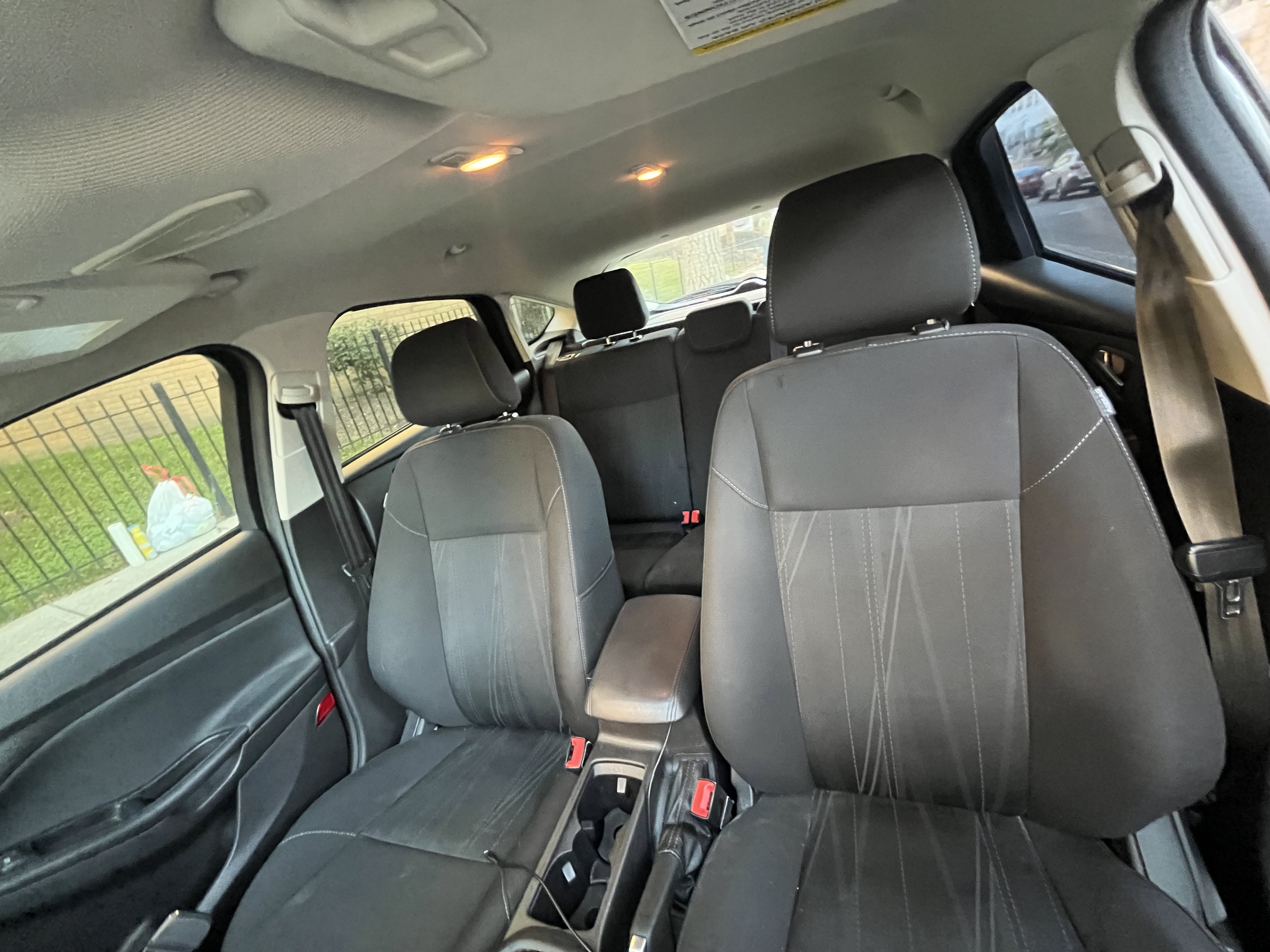 Used 2018 Ford Focus SE w/ Cold Weather Package FWD image 9