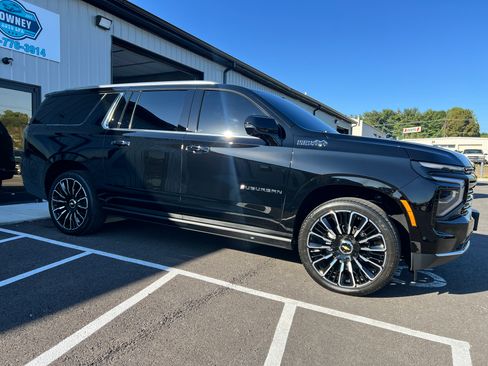 Used 2025 Chevrolet Suburban High Country AWD/4WD image 2