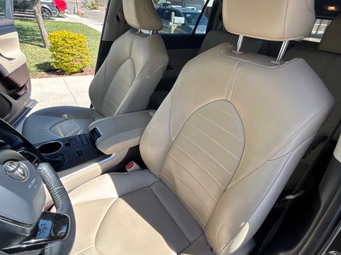 Used 2021 Toyota Highlander XLE image 10