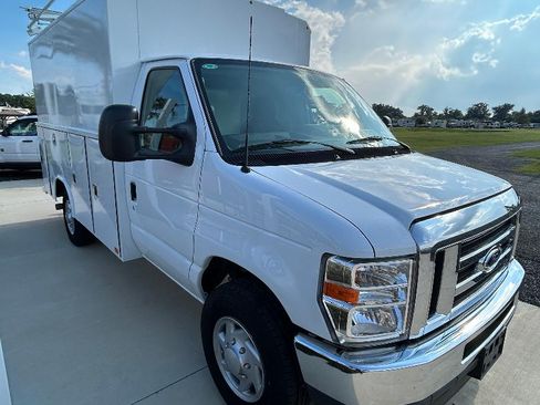 Used 2024 Ford E-350 and Econoline 350 Super Duty w/ Power Windows & Locks Group image 2