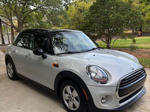 Used 2018 MINI Cooper 4-Door Hardtop image 4