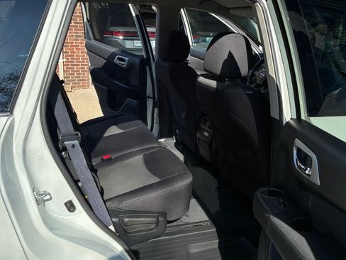 Used 2017 Nissan Pathfinder SV image 11