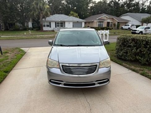 Used 2013 Chrysler Town & Country Touring FWD image 4
