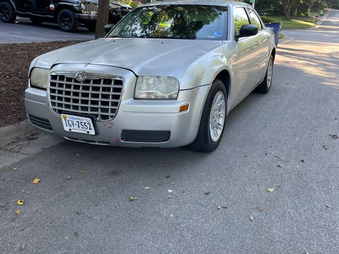 Used 2005 Chrysler 300 RWD image 2