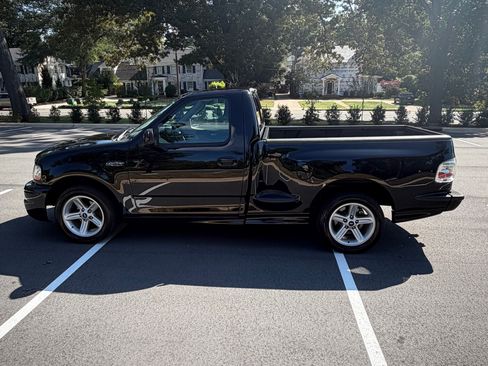 Used 2003 Ford F150 Lightning RWD image 2