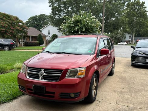Used 2009 Dodge Grand Caravan SXT FWD image 2