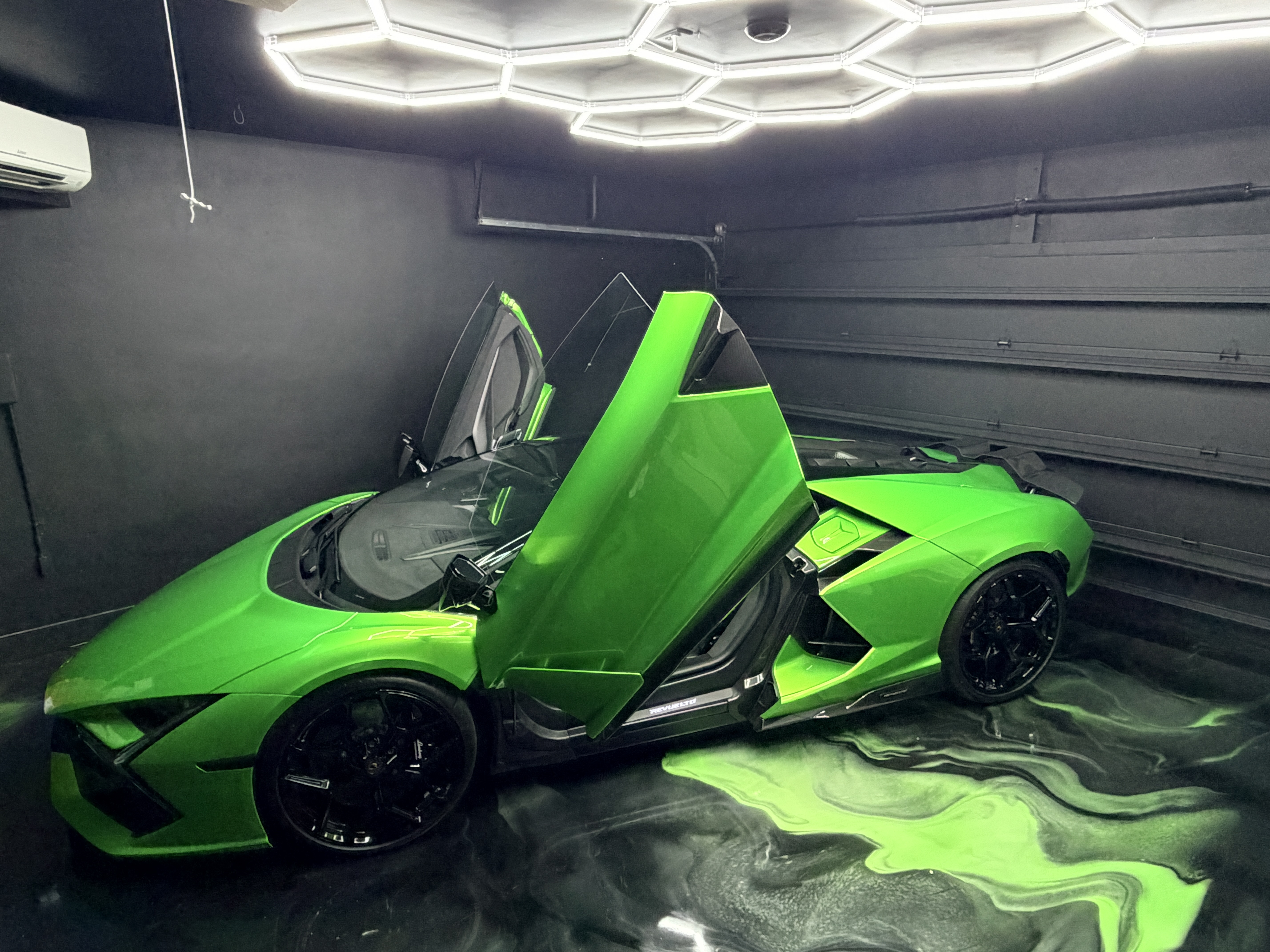 Used 2025 Lamborghini Revuelto AWD/4WD image 1