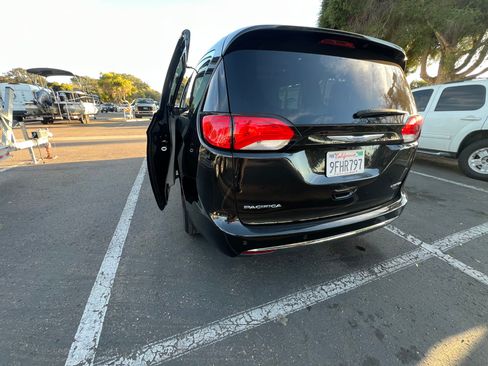 Used 2018 Chrysler Pacifica Limited w/ Tire & Wheel Group image 14