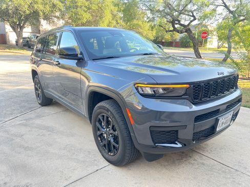 Used 2024 Jeep Grand Cherokee L Laredo RWD image 2