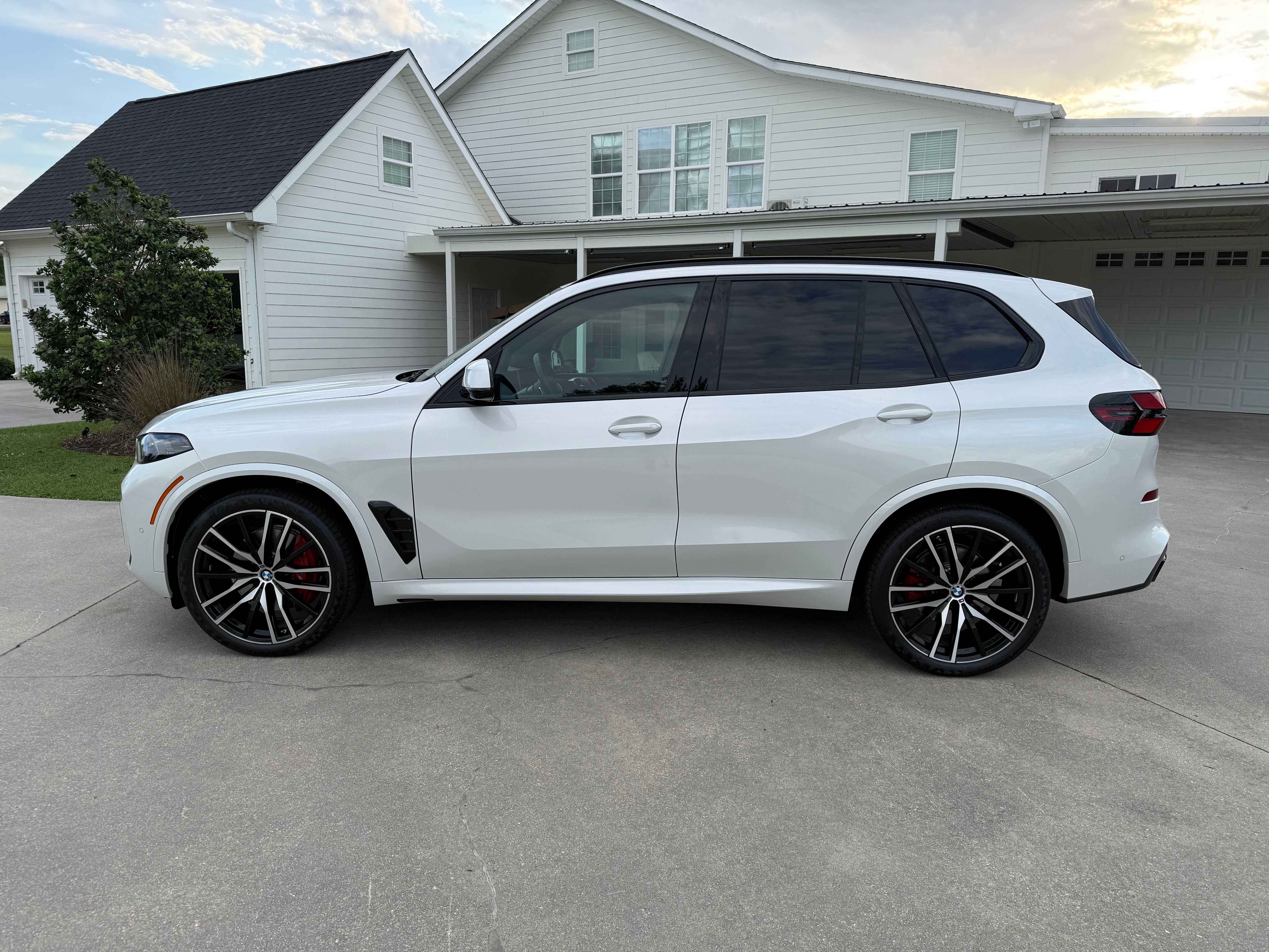 Used 2025 BMW X5 xDrive40i w/ M Sport Package AWD/4WD image 2