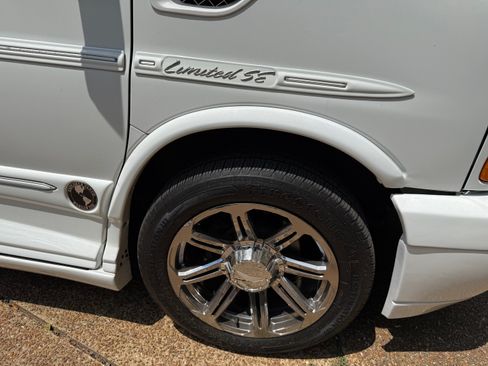 Used 2014 GMC Savana 2500 Extended RWD image 5