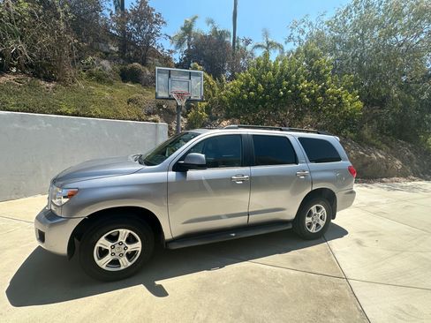 Used 2012 Toyota Sequoia SR5 w/ Premium Pkg RWD image 1