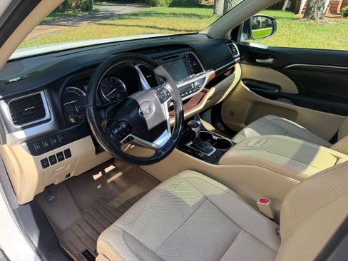 Used 2014 Toyota Highlander Limited Platinum AWD/4WD image 14