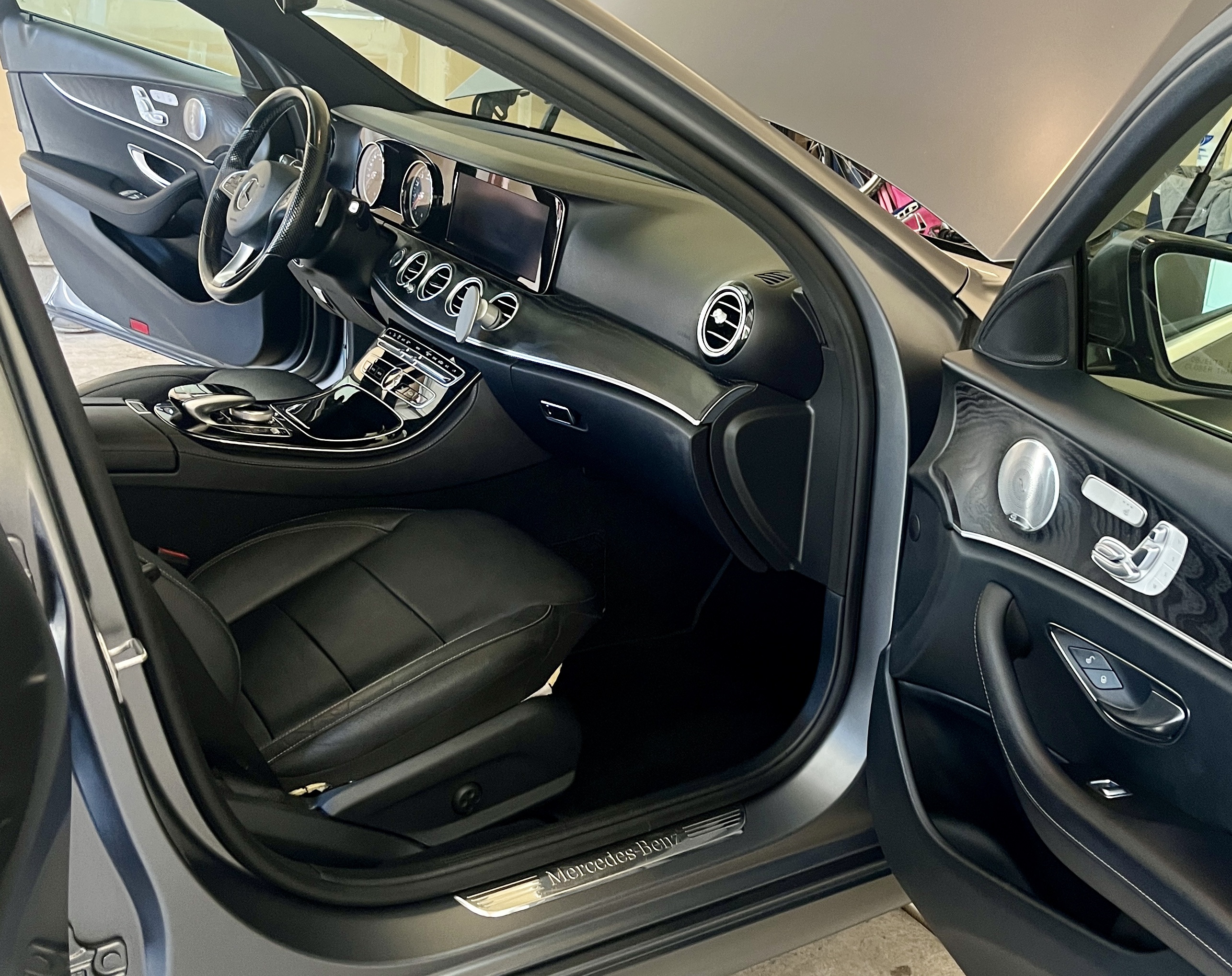 Used 2017 Mercedes-Benz E 300 4MATIC image 6