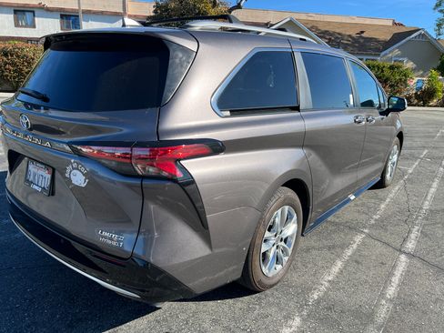 Used 2023 Toyota Sienna Limited image 19
