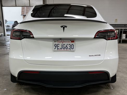Used 2023 Tesla Model Y Performance image 9