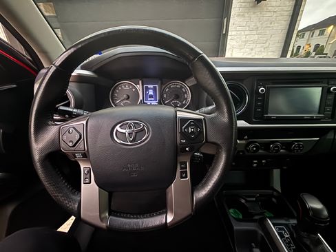 Used 2018 Toyota Tacoma SR5 AWD/4WD image 11