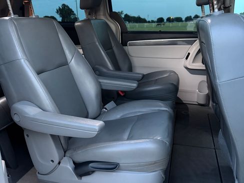 Used 2010 Volkswagen Routan SE FWD image 14