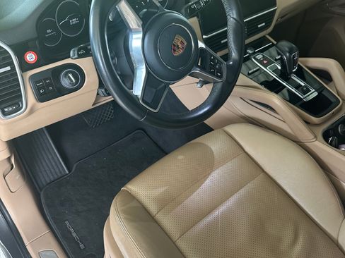 Used 2020 Porsche Cayenne AWD/4WD image 6