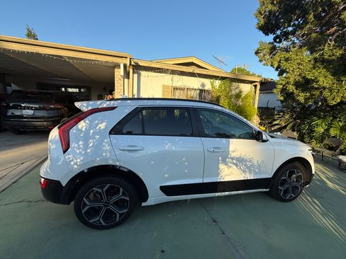 Used 2023 Kia Niro EX Touring image 5