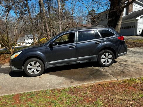 Used 2011 Subaru Outback 2.5i Premium image 6