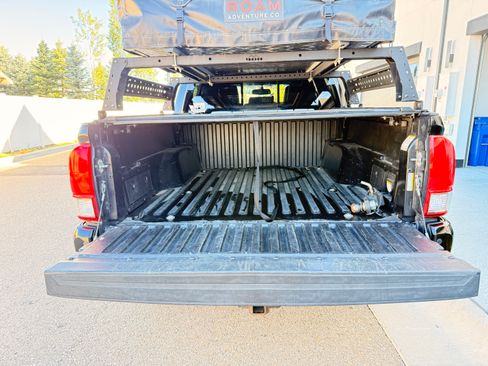 Used 2017 Toyota Tacoma TRD Sport AWD/4WD image 12