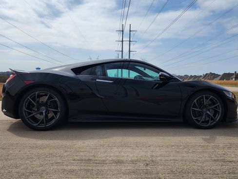 Used 2017 Acura NSX image 2