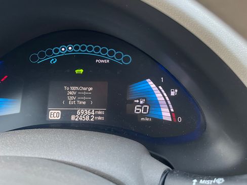 Used 2011 Nissan Leaf SL image 4