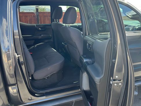 Used 2017 Toyota Tacoma TRD Sport image 9