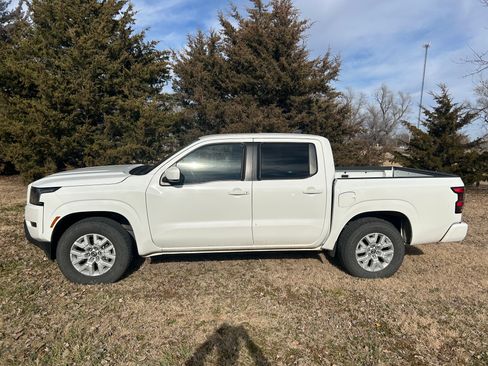 Used 2023 Nissan Frontier SV image 6
