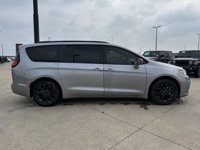 Used 2021 Chrysler Pacifica Touring-L w/ Uconnect Theater Family Group