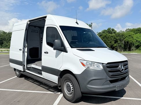 Used 2023 Mercedes-Benz Sprinter 1500 image 2