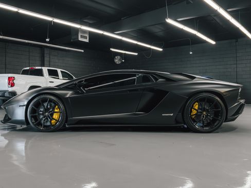 Used 2018 Lamborghini Aventador S image 5
