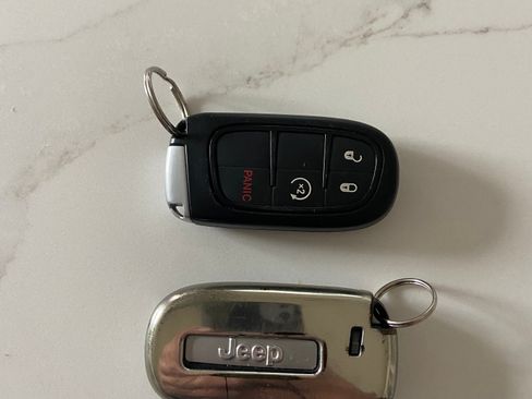 Used 2017 Jeep Cherokee Limited image 15