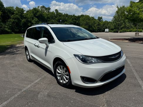 Used 2019 Chrysler Pacifica Touring-L FWD image 2