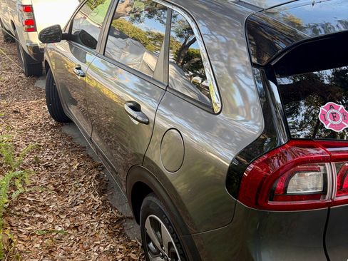 Used 2017 Kia Niro LX image 10