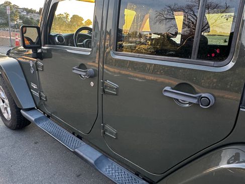 Used 2015 Jeep Wrangler Unlimited Sahara w/ Connectivity Group AWD/4WD image 5
