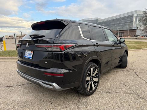 Used 2025 Mitsubishi Outlander SE image 5