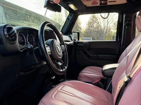 Used 2014 Jeep Wrangler Unlimited Sahara image 8