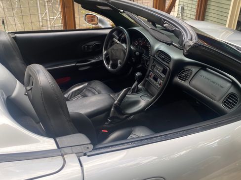 Used 2000 Chevrolet Corvette Convertible w/ Memory Pkg image 2