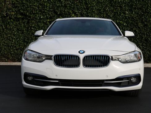 Used 2017 BMW 330e image 1