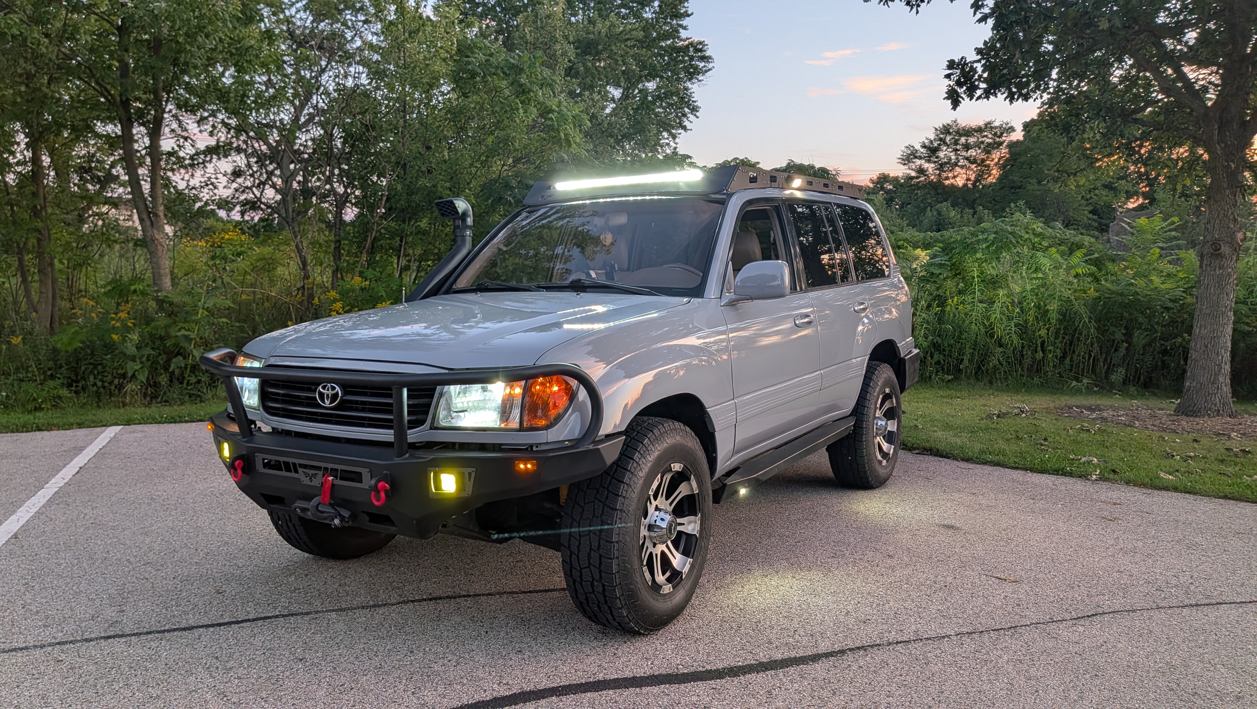Used 1999 Toyota Land Cruiser w/ Leather Trim Pkg AWD/4WD image 2