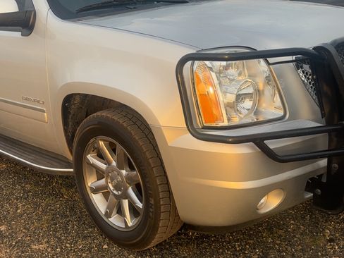 Used 2014 GMC Yukon Denali RWD image 12