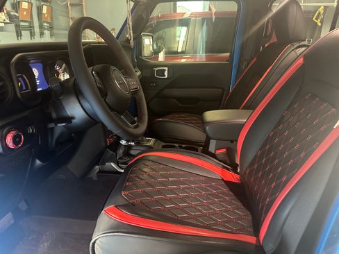 Used 2024 Jeep Wrangler Unlimited Rubicon w/ Convenience Group image 14