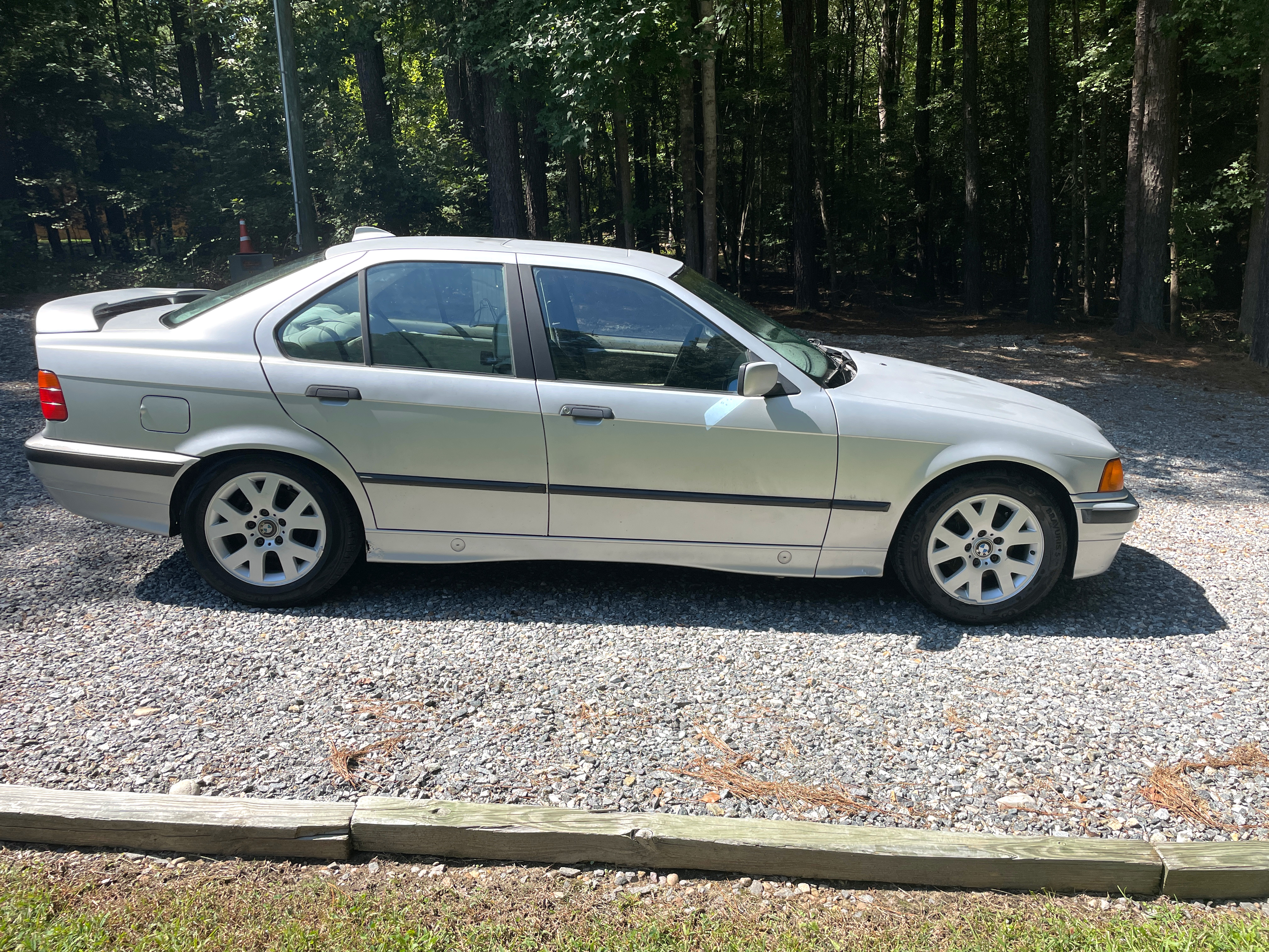 Used 1993 BMW 325i Sedan RWD image 1