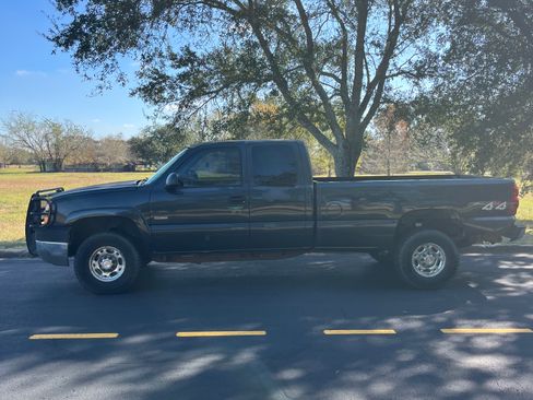 Used 2004 Chevrolet Silverado 2500 LS w/ Heavy-Duty Power Package image 1