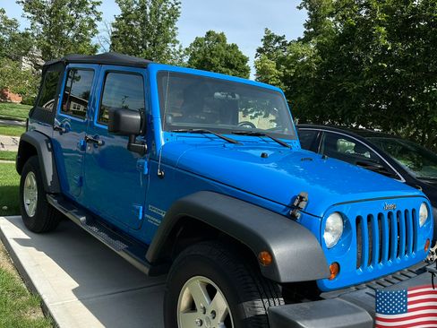 Used 2012 Jeep Wrangler Unlimited Sport AWD/4WD image 2