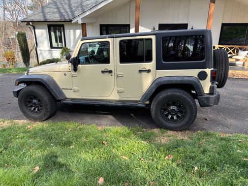 Used 2011 Jeep Wrangler Unlimited Sport image 4