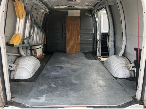 Used 2017 Chevrolet Express 2500 RWD image 12